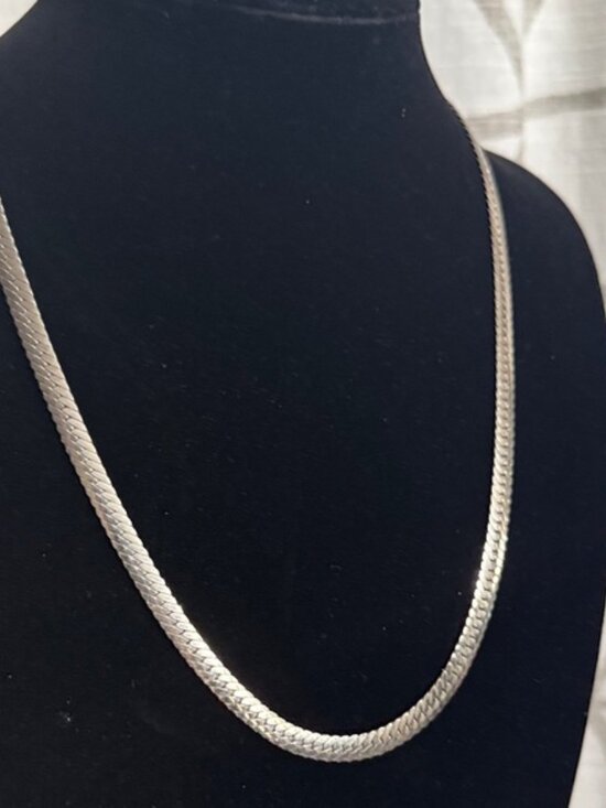 Jewelry - Elegant Silver Necklace